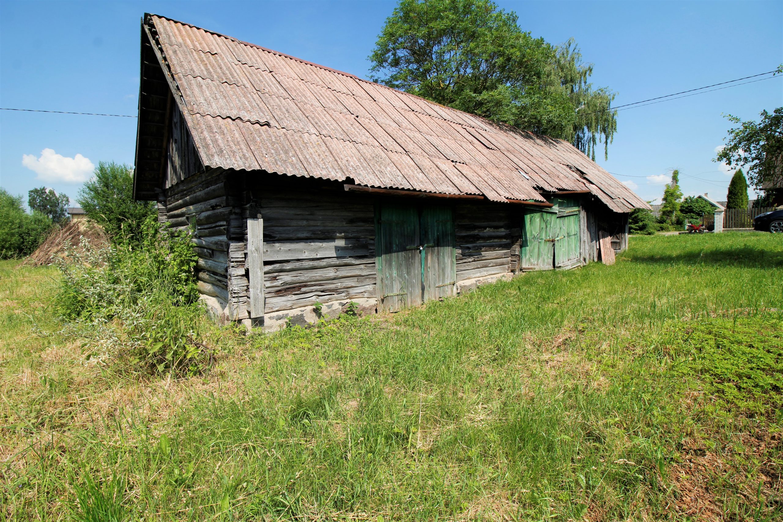 Parduodama Radviliškio r. sav., Šniūraičių k., Kurų g. ramioje gyvenvietėje, didelio ploto, namų valdos, rąstinė sodybą su ūkiniais pastatais.
