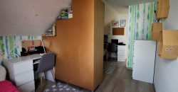 Parduodamas jaukus, ekonomiškas ir puikiai suplanuotas 3 kambarių, dviejų aukštų su šalia esančiu garažu namas Kuršėnų mieste, Šiaulių rajone.