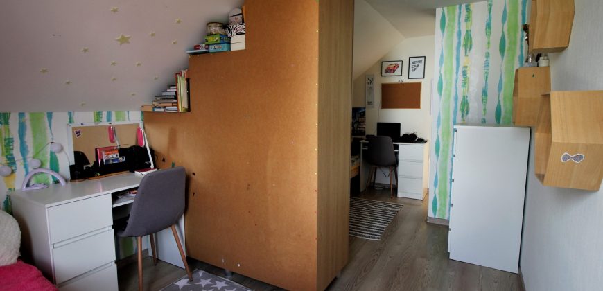 Parduodamas jaukus, ekonomiškas ir puikiai suplanuotas 3 kambarių, dviejų aukštų su šalia esančiu garažu namas Kuršėnų mieste, Šiaulių rajone.